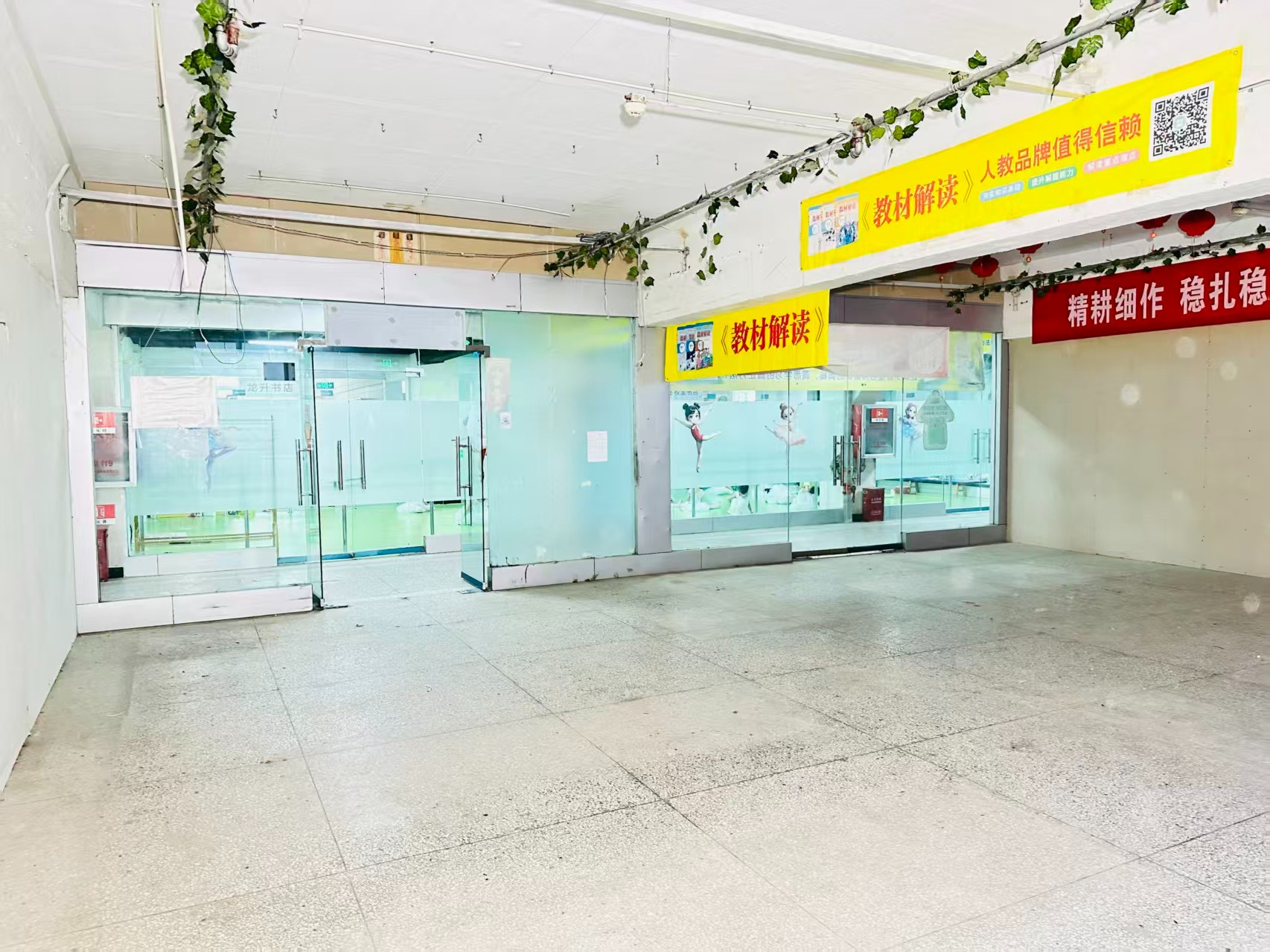 丽江路提供写字楼、商铺、展示空间、直播间等多种面积选择，满足企业办公、研发、展示、运营等多元需求。