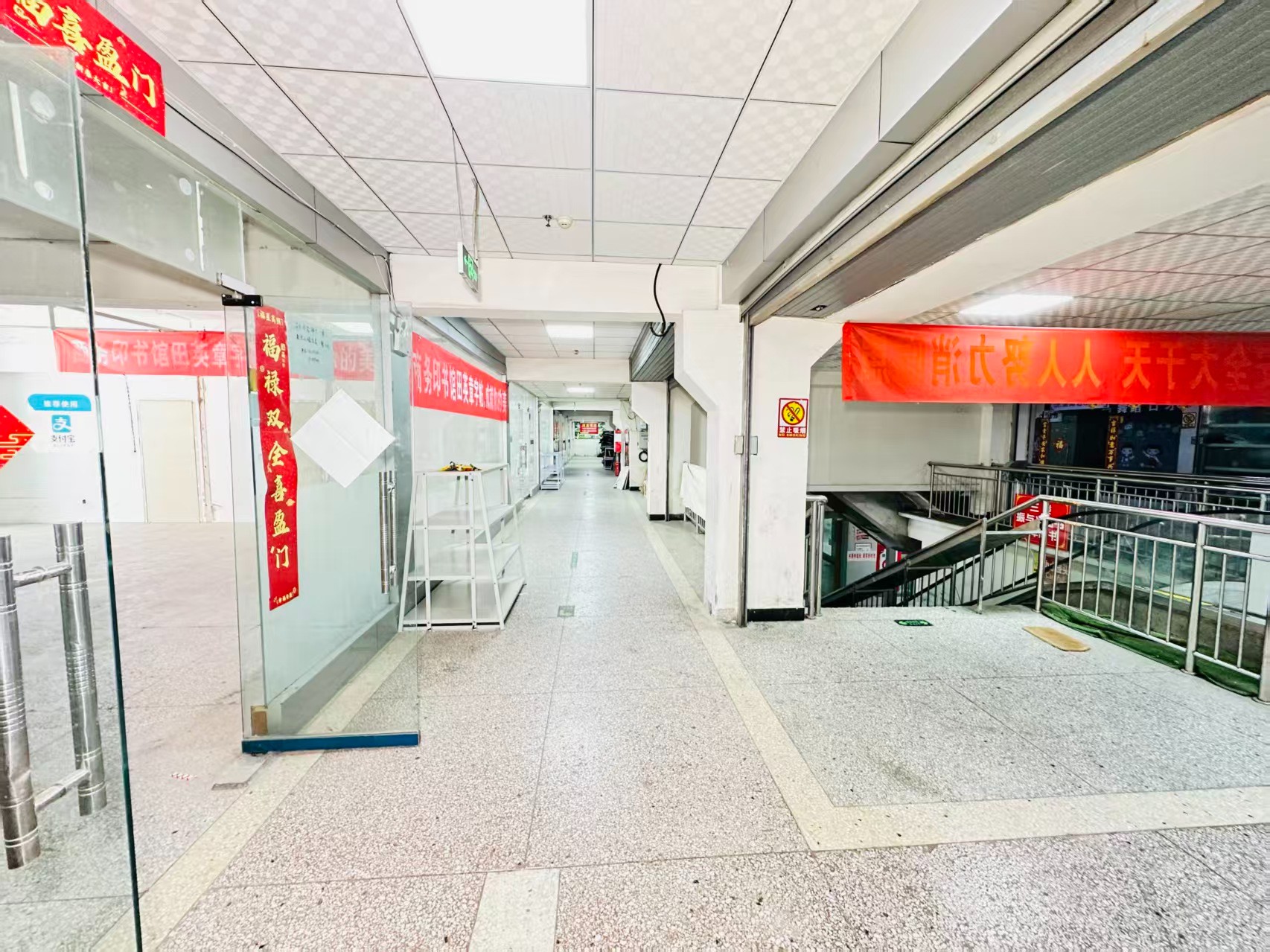 丽江路引入人工智能技术应用场景，推动AI与商业、零售、电商、企业服务等领域融合发展。